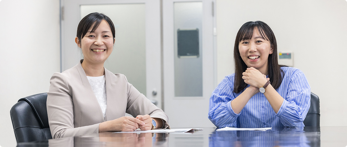 Aさんがパンフレットを見ながら説明している様子